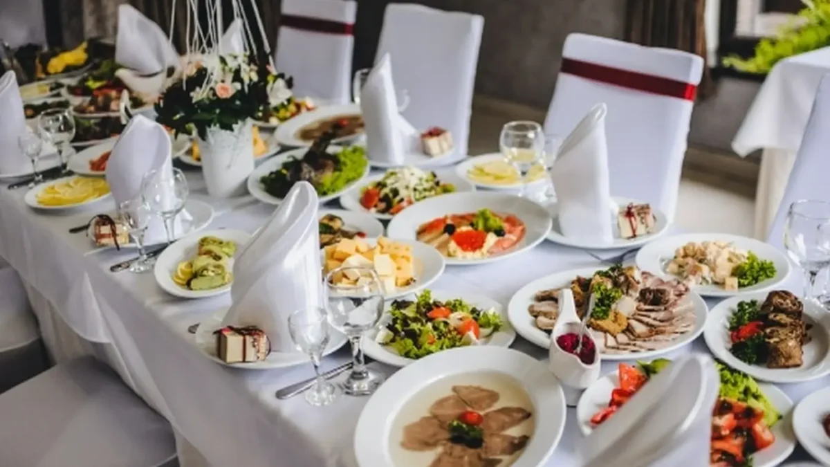 zastawiony stół na imprezie okolicznościowej